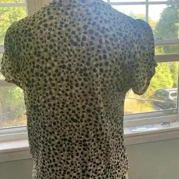 Women’s Small Short Sleeve Top Black Tan White Pattern V-Neck - Picture 2 of 4